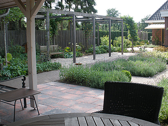 Ontworpen tuin met pergola en lavendel